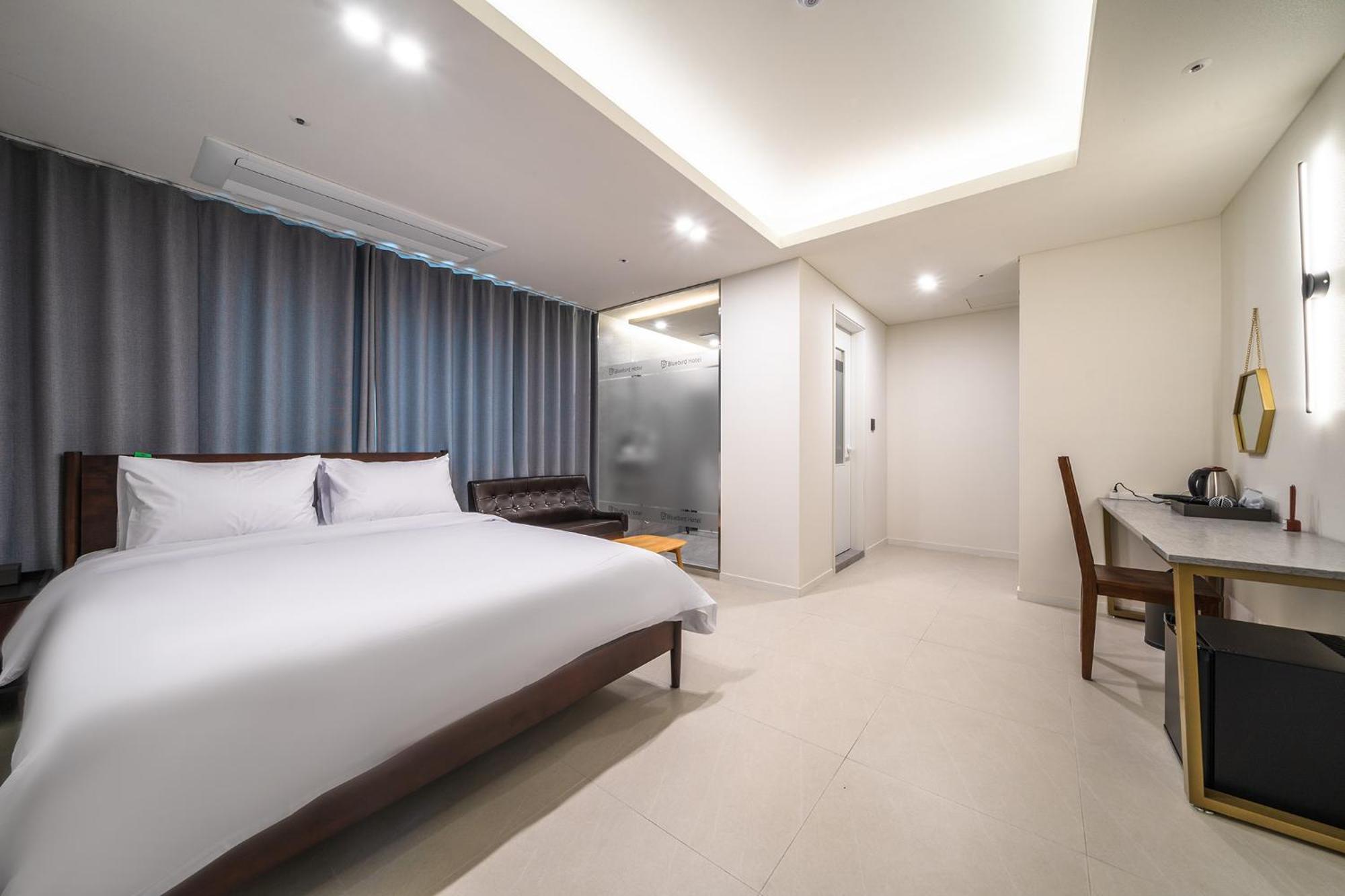 Bluebird Hotel Инчон Екстериор снимка